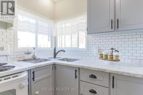 10 Hamilton Street, Kawartha Lakes (Lindsay), ON - Indoor Photo Showing Kitchen