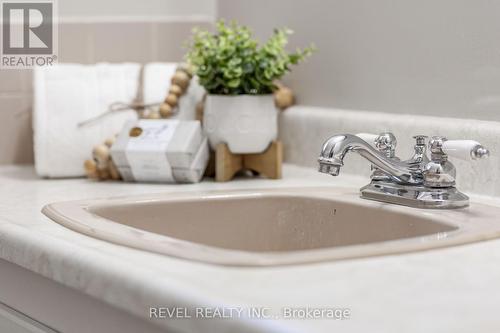 10 Hamilton Street, Kawartha Lakes (Lindsay), ON - Indoor Photo Showing Bathroom