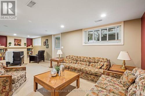 100 Sherman Drive, St. Catharines (443 - Lakeport), ON - Indoor Photo Showing Living Room