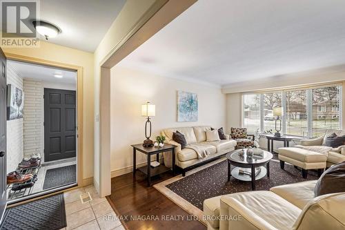 100 Sherman Drive, St. Catharines (443 - Lakeport), ON - Indoor Photo Showing Living Room