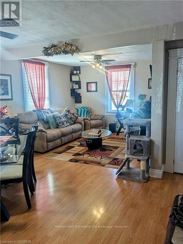 10 Mary Street, Brockton, ON - Indoor Photo Showing Living Room