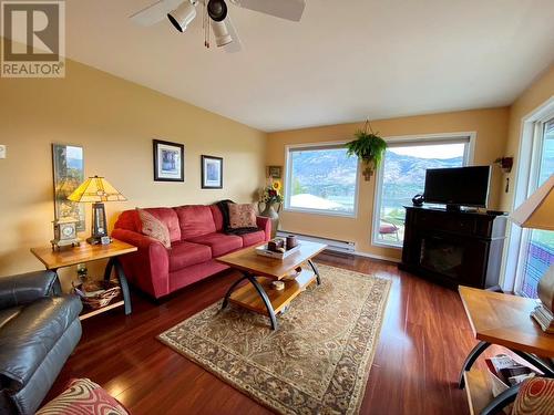 4801 89Th Street Unit# 303, Osoyoos, BC - Indoor Photo Showing Living Room