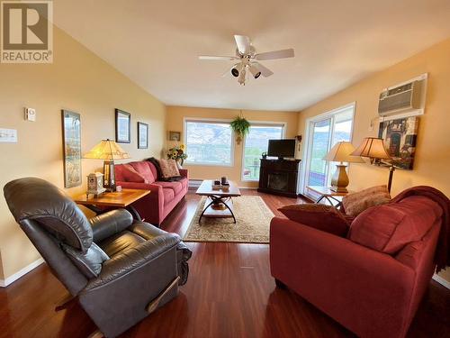 4801 89Th Street Unit# 303, Osoyoos, BC - Indoor Photo Showing Living Room