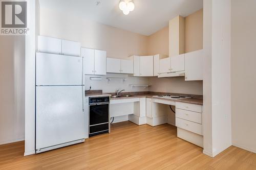 Wheelchair accessible kitchen layout - 920 Saskatoon Road Unit# 119, Kelowna, BC - Indoor Photo Showing Kitchen With Double Sink