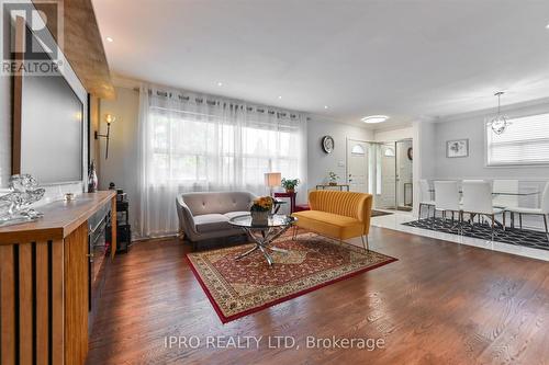 135 Downsview Avenue, Toronto, ON - Indoor Photo Showing Living Room