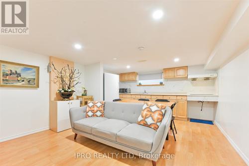 135 Downsview Avenue, Toronto, ON - Indoor Photo Showing Living Room