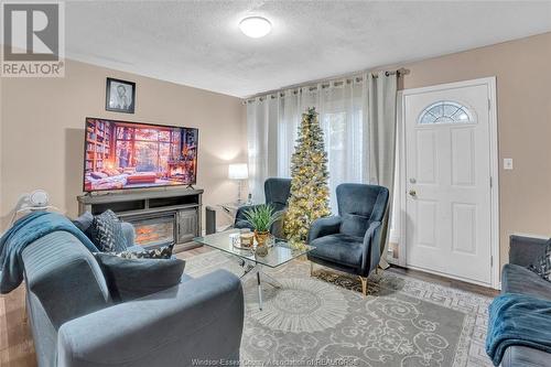 6733 Rose-Ville Garden, Windsor, ON - Indoor Photo Showing Living Room