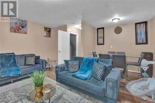 6733 Rose-Ville Garden, Windsor, ON - Indoor Photo Showing Living Room