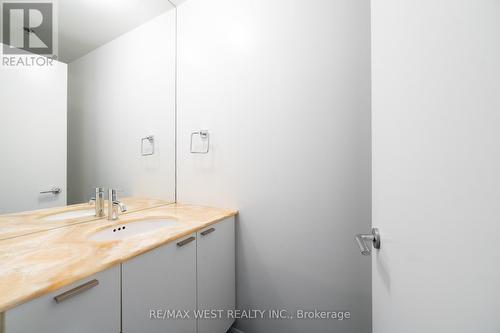 807 - 375 King Street W, Toronto, ON - Indoor Photo Showing Bathroom