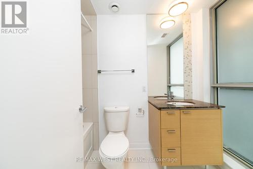 807 - 375 King Street W, Toronto, ON - Indoor Photo Showing Bathroom