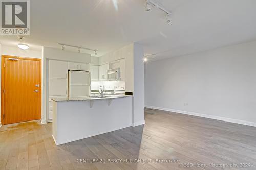 2507 - 33 Sheppard Avenue E, Toronto, ON - Indoor Photo Showing Kitchen