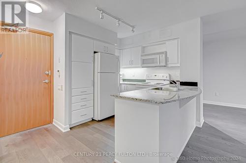 2507 - 33 Sheppard Avenue E, Toronto, ON - Indoor Photo Showing Kitchen