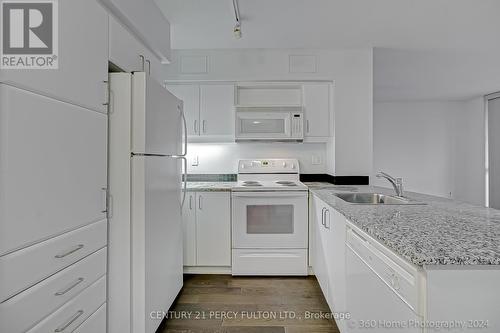 2507 - 33 Sheppard Avenue E, Toronto, ON - Indoor Photo Showing Kitchen