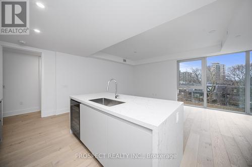 403 - 346 Davenport Road E, Toronto, ON - Indoor Photo Showing Kitchen