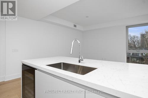 403 - 346 Davenport Road E, Toronto, ON - Indoor Photo Showing Kitchen