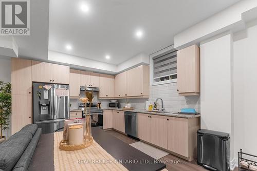 17 Brant Drive, Vaughan, ON - Indoor Photo Showing Kitchen