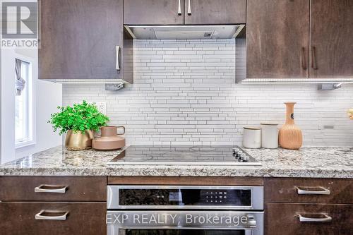 20 Dunton Lane, Richmond Hill, ON - Indoor Photo Showing Kitchen With Upgraded Kitchen