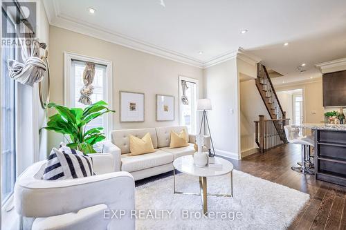 20 Dunton Lane, Richmond Hill, ON - Indoor Photo Showing Living Room