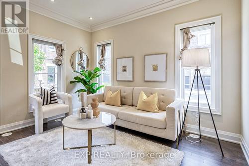 20 Dunton Lane, Richmond Hill, ON - Indoor Photo Showing Living Room