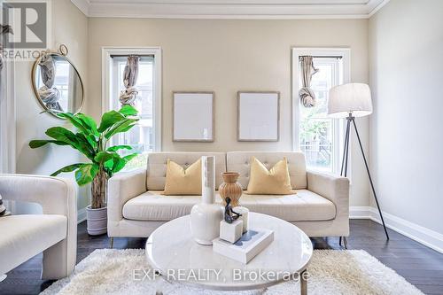 20 Dunton Lane, Richmond Hill, ON - Indoor Photo Showing Living Room