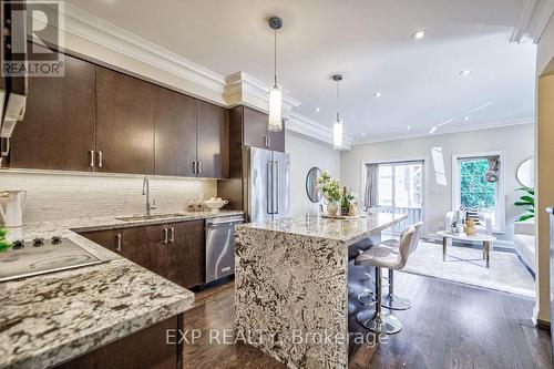 20 Dunton Lane, Richmond Hill, ON - Indoor Photo Showing Kitchen With Upgraded Kitchen