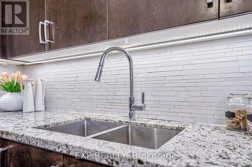 20 Dunton Lane, Richmond Hill, ON - Indoor Photo Showing Kitchen With Double Sink With Upgraded Kitchen