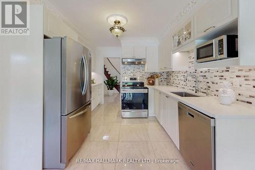 127 O'Connor Crescent, Richmond Hill, ON - Indoor Photo Showing Kitchen With Upgraded Kitchen