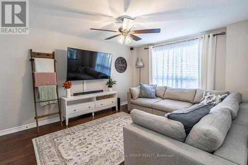 211 Nathan Crescent, Barrie, ON - Indoor Photo Showing Living Room