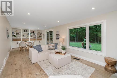 9793 8Th Line, Halton Hills, ON - Indoor Photo Showing Living Room