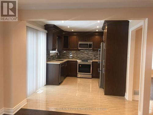 5708 Invergordon Lane, Mississauga, ON - Indoor Photo Showing Kitchen