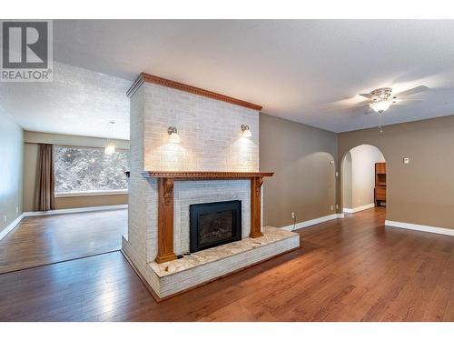 Fireplace wood living room - 1557 Nichol Road, Revelstoke, BC - Indoor Photo Showing Living Room With Fireplace