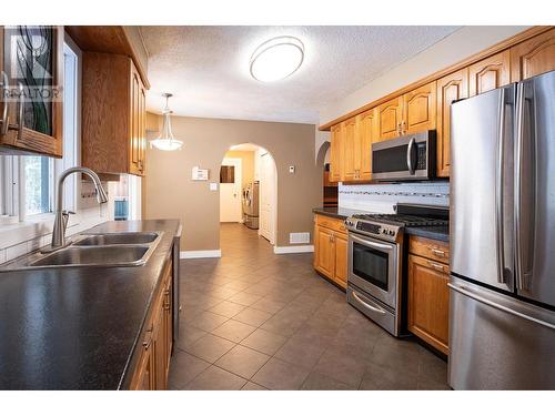 Kitchen - 1557 Nichol Road, Revelstoke, BC - Indoor Photo Showing Kitchen With Double Sink