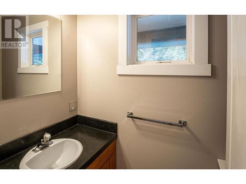 Main floor 1/2 bath - 1557 Nichol Road, Revelstoke, BC - Indoor Photo Showing Bathroom