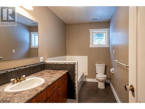 Main Bathroom - 1557 Nichol Road, Revelstoke, BC - Indoor Photo Showing Bathroom