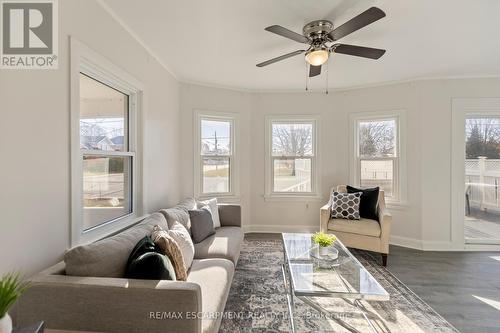 4599 Fourth Avenue, Niagara Falls, ON - Indoor Photo Showing Living Room