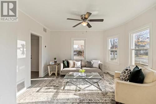 4599 Fourth Avenue, Niagara Falls, ON - Indoor Photo Showing Living Room