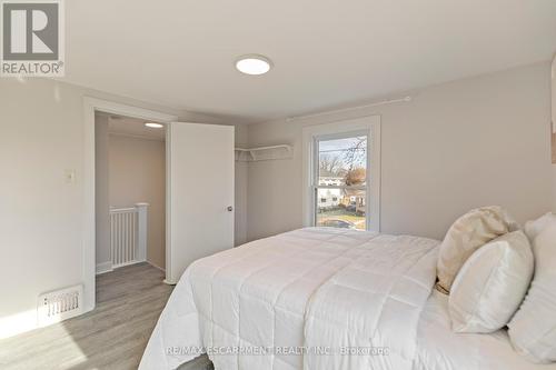 4599 Fourth Avenue, Niagara Falls, ON - Indoor Photo Showing Bedroom