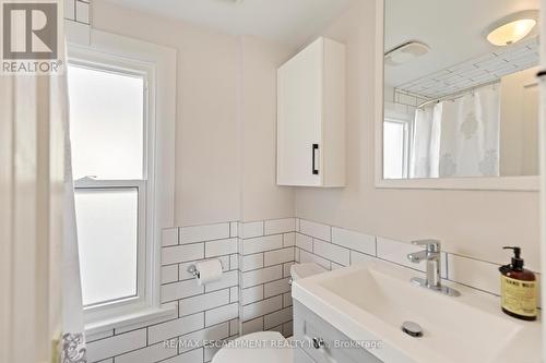 4599 Fourth Avenue, Niagara Falls, ON - Indoor Photo Showing Bathroom