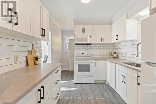 4599 Fourth Avenue, Niagara Falls, ON - Indoor Photo Showing Kitchen