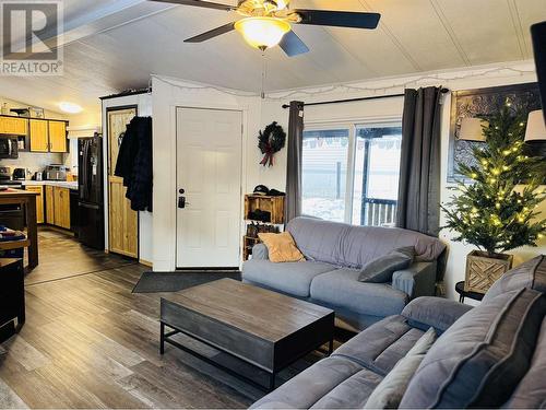 53 997 Chilcotin 20 Highway, Williams Lake, BC - Indoor Photo Showing Living Room