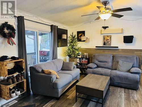 53 997 Chilcotin 20 Highway, Williams Lake, BC - Indoor Photo Showing Living Room