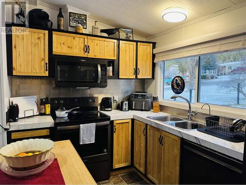 53 997 Chilcotin 20 Highway, Williams Lake, BC - Indoor Photo Showing Kitchen With Double Sink