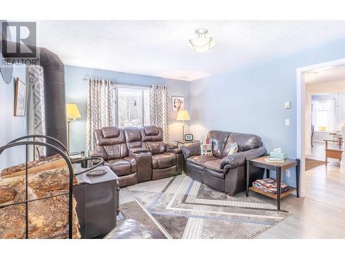 4315 Rainbow Drive, Canim Lake, BC - Indoor Photo Showing Living Room