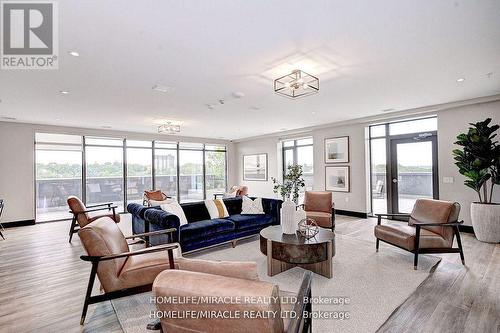 910 - 15 Glebe Street N, Cambridge, ON - Indoor Photo Showing Living Room