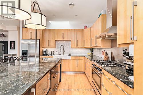 31 Simcoe Street, Collingwood, ON - Indoor Photo Showing Kitchen With Upgraded Kitchen