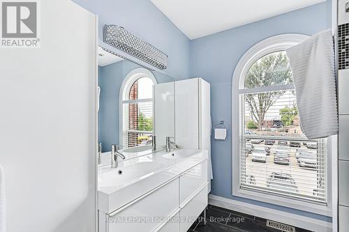 31 Simcoe Street, Collingwood, ON - Indoor Photo Showing Bathroom