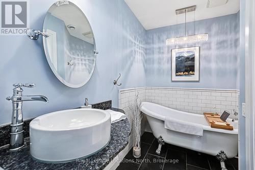 31 Simcoe Street, Collingwood, ON - Indoor Photo Showing Bathroom