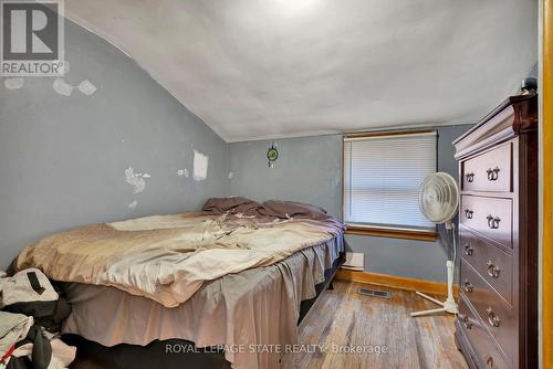 112 Dorothy Street, Welland, ON - Indoor Photo Showing Bedroom