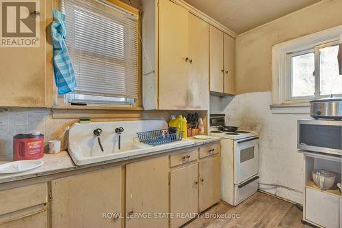 112 Dorothy Street, Welland, ON - Indoor Photo Showing Kitchen