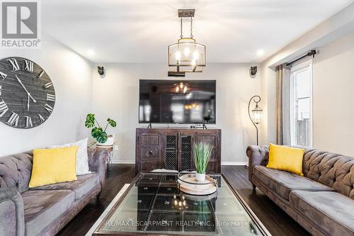 8788 Dogwood Crescent, Niagara Falls, ON - Indoor Photo Showing Living Room